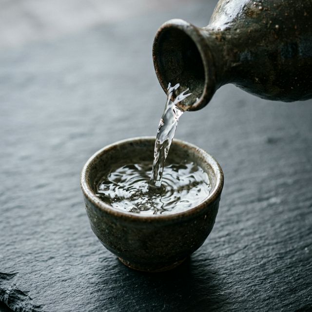 日本酒を注ぐ